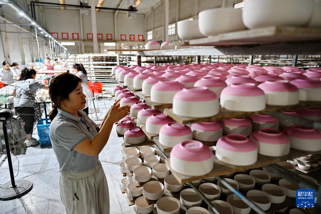 6月12日,河北省隆尧县一家陶瓷出口企业的工人在生产车间内工作.