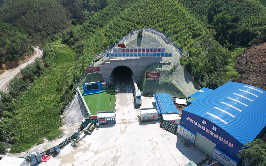 柳梧铁路人和隧道顺利贯通