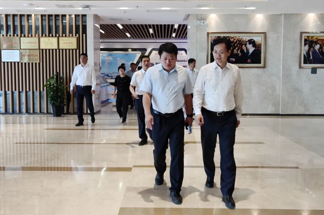 咸阳市副市长,咸阳经开区党工委书记李忠平,市科技局杨冲锋局长等领导