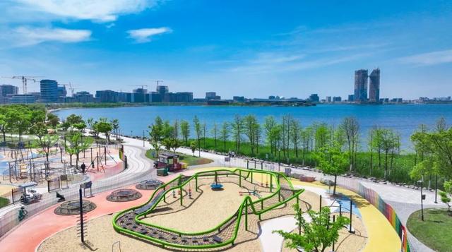 4公里长的湖岸景观和开放式公园,是扎营放松的好去处.