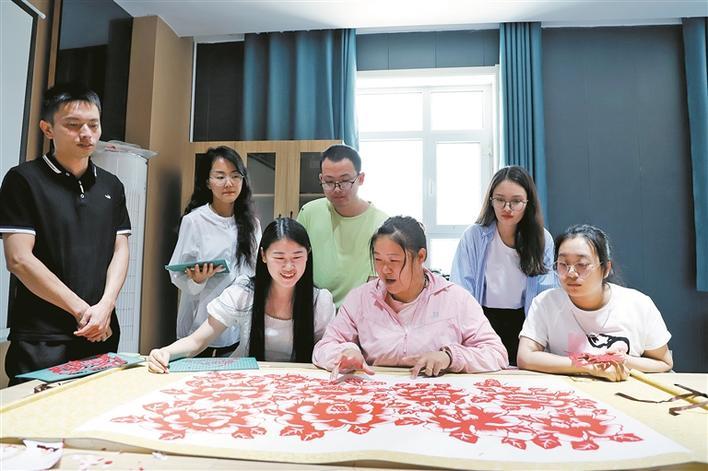 "用时尚元素为传统手艺赋能"|剪纸_新浪财经_新浪网