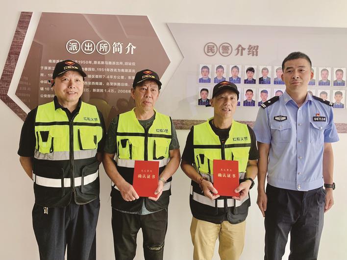 危急时刻 两名六旬"泳士"出手勇救落水男孩