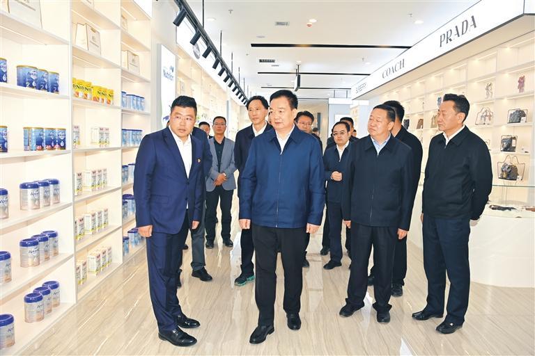 6月12日上午,自治区党委书记王君正在拉萨市堆龙德庆区,经开区调研.