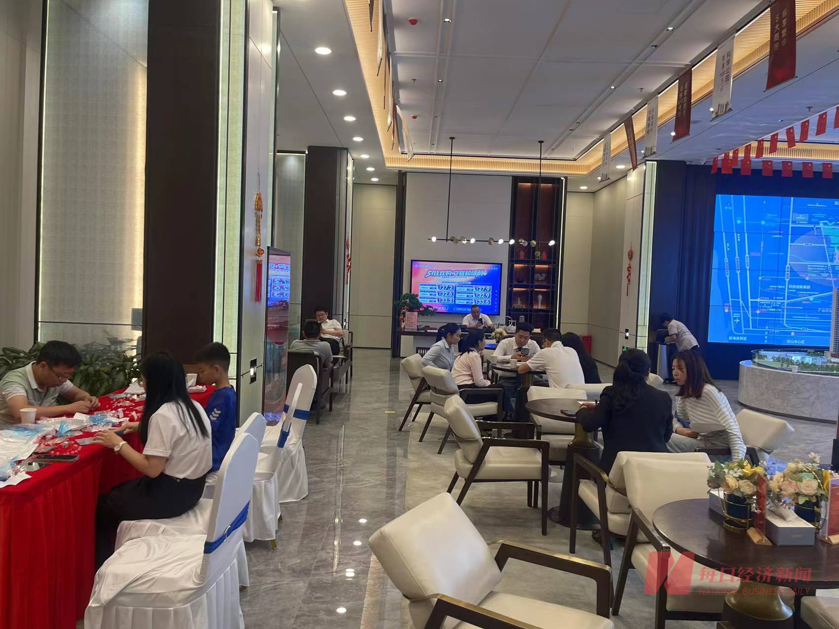 深圳某楼盘销售现场 图片来源:每日经济新闻资料图
