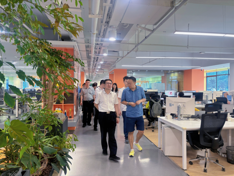 思明区区长陈通汕,思明区政府办一行走访蝉妈妈并颁发"纳税大户"奖牌