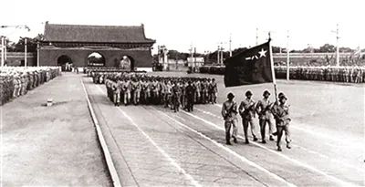 中国人民解放军军旗军徽的诞生