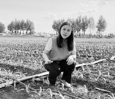 刘佳美在田间地头科普防治病虫害知识.