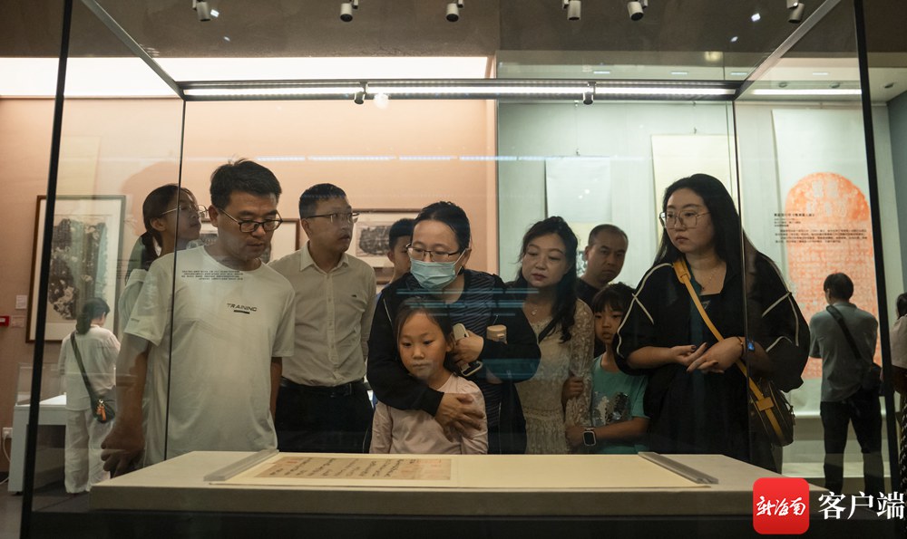 “千古风流 不老东坡——苏轼主题文物展”深受市民、游客欢迎。记者 李昊 摄