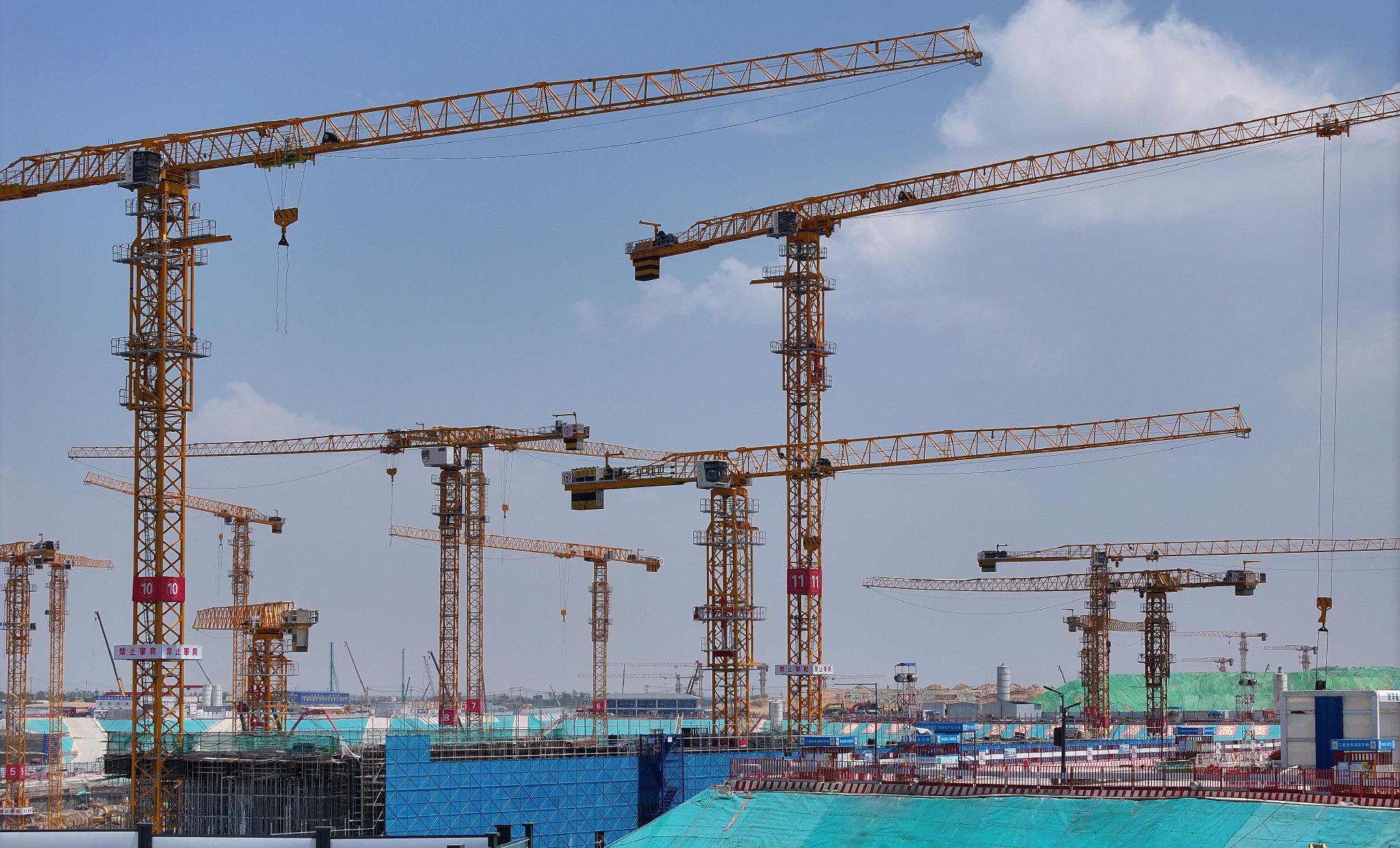 6月的雄安新区骄阳似火,40摄氏度的高温下,塔吊林立,机器轰鸣,一曲