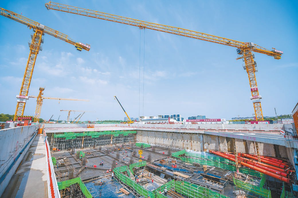 昨天,在地铁13号线施工现场,各项工程有条不紊推进.