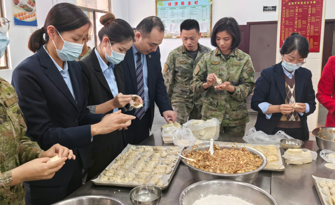 ▲?组织员工开展“送老兵”包饺子慰问活动