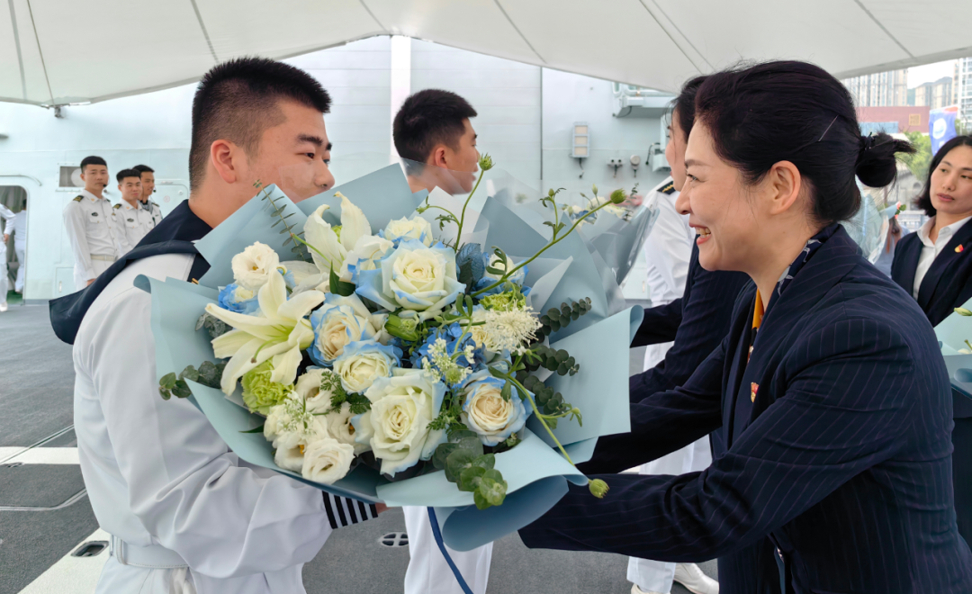 ▲ 赴海军某舰艇基地慰问▲?组织员工开展“送老兵”包饺子慰问活动