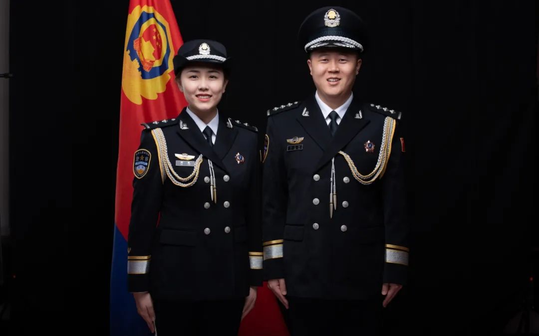 丈夫李显阳在大学时期曾在空军服役服役期满后他加入了铁路公安队伍