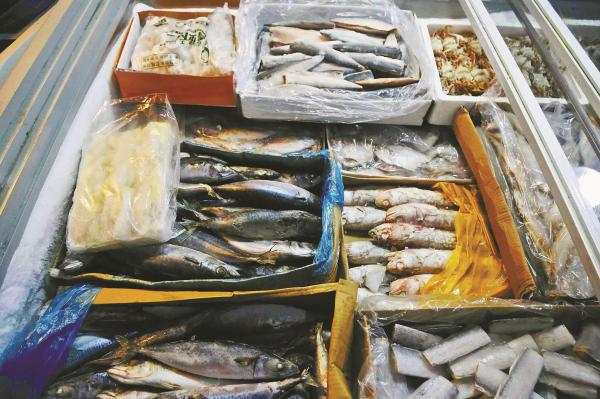 在休渔期销量大涨 海鲜冻品成市民餐桌“宠儿”|宁波市|浙江省|消费者|价格|批发价_手机新浪网