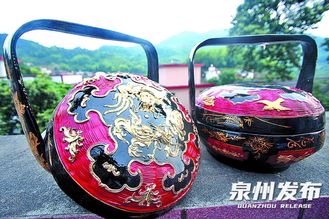 泉州人重乡崇祖,无论是传统节日,还是还乡祭祖都有代代相传的仪式.