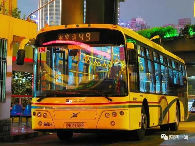 行驶在福州路上的49路sk6152pc型汽车↑9路500型公共汽车出场中↑公交