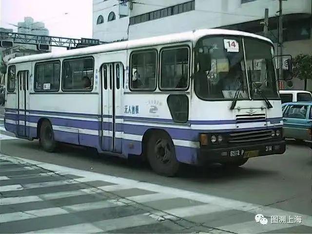 公交二电公司自行研制的全国首例冷暖空调电车在14路上运营(网图)