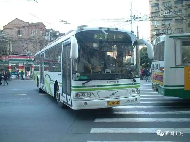 14路sk6962p型汽车(朱达艺 摄)↑公交二电公司自行研制的全国首例冷暖