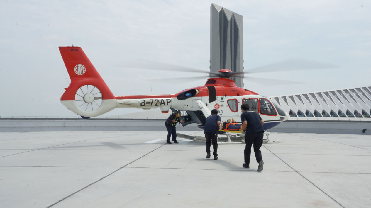 通过直升机转运重伤人员6月13日上午,广东交通集团会同省交通运输厅