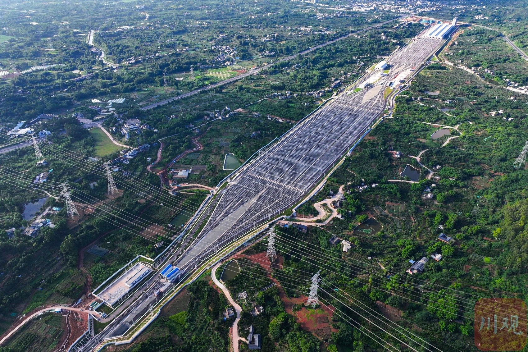 36%)电气化局集团承建,从天府站出站端咽喉引出,下穿东山大道后折向北