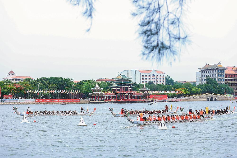 "嘉庚杯""敬贤杯"海峡两岸龙舟赛比赛现场   本报记者 施辰静 摄金鼓