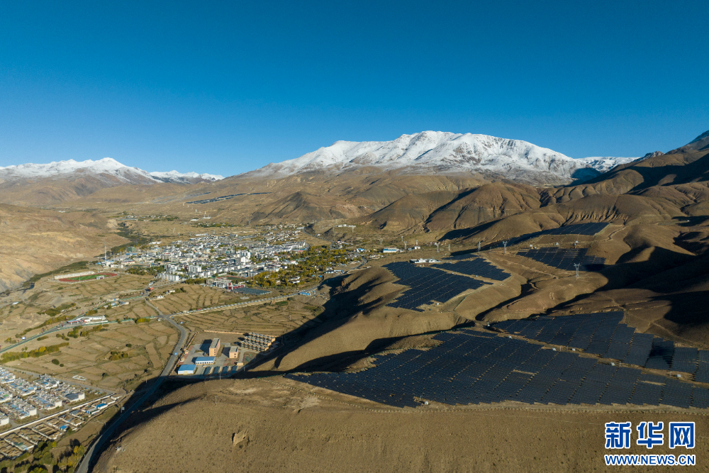 措美县县城附近的光伏电站(无人机照片).