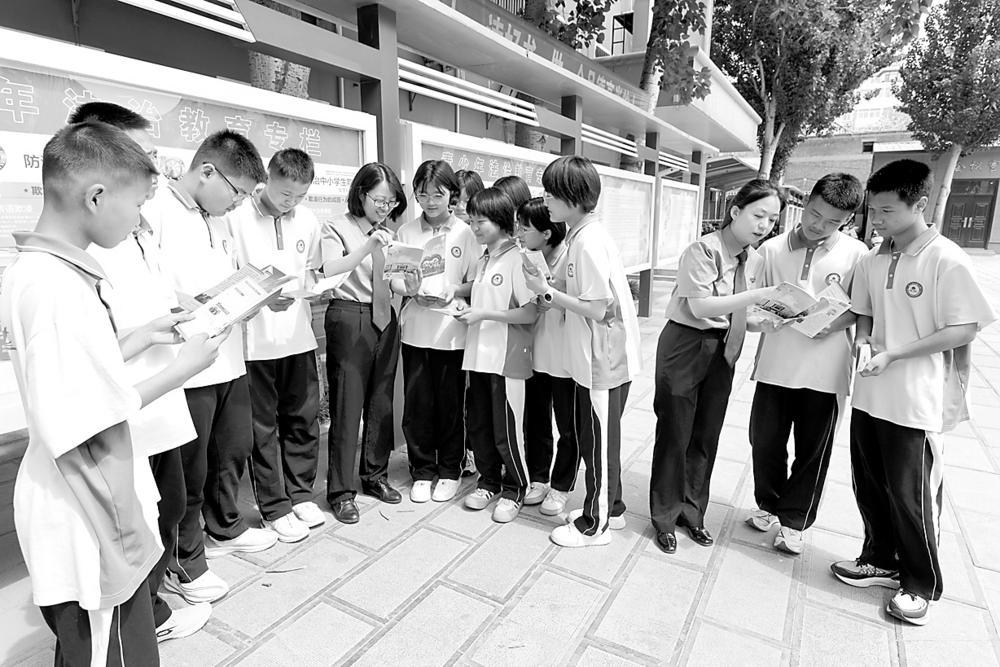近日,魏县人民检察院干警来到该县新实验一中开展法治宣讲,帮助学生们