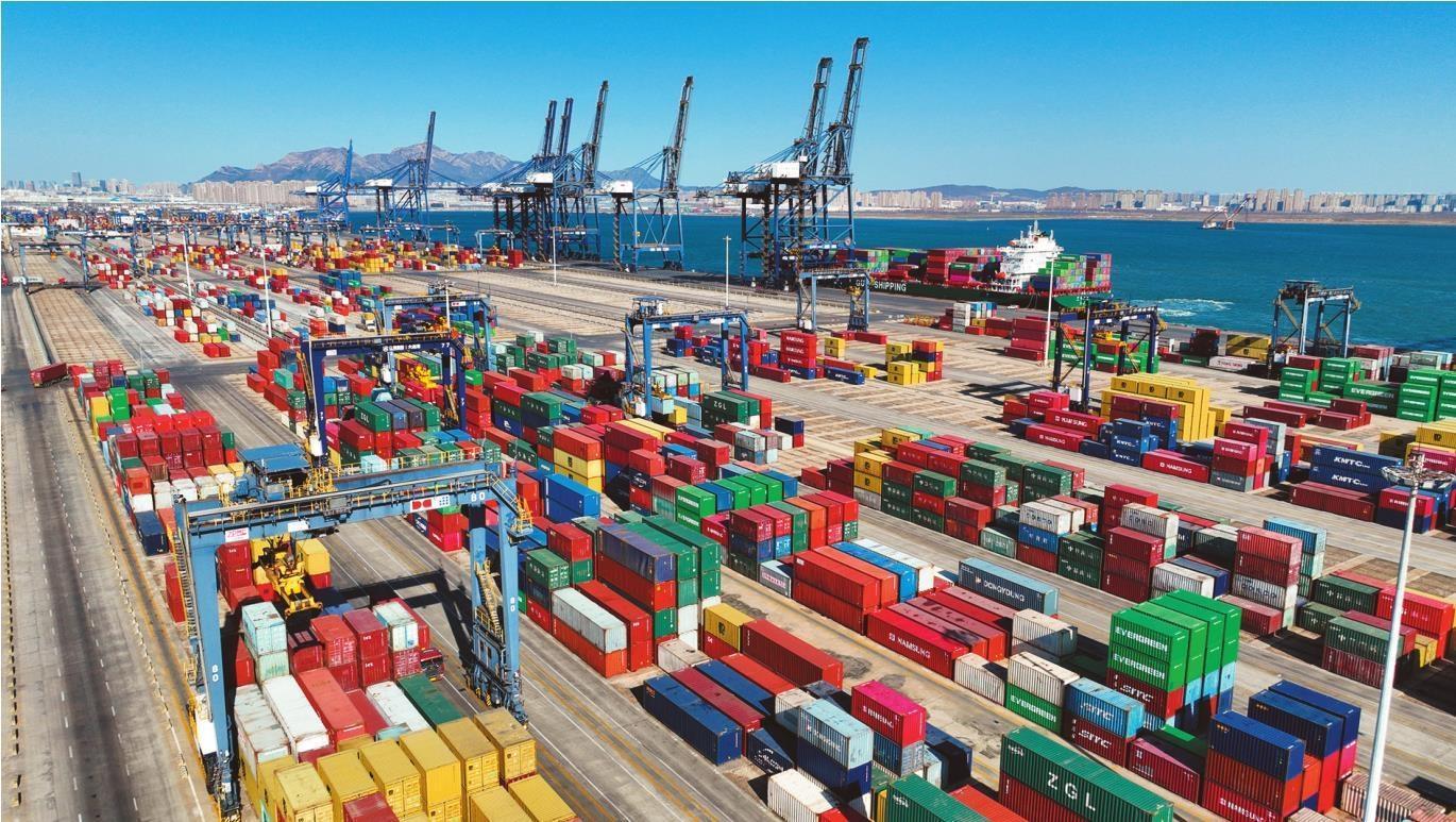 图为繁忙的大连港集装箱码头货场。本报记者 杨靖岫 摄