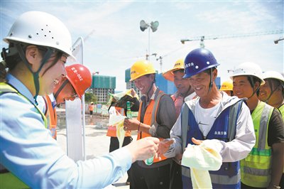 撑起“遮阳伞” 呵护坚守者|西安市_新浪财经_新浪网