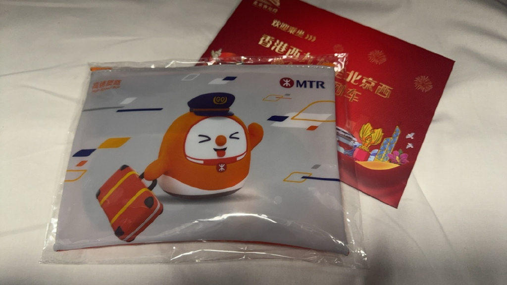 乘坐首发列车的乘客,会获得"首发纪念品",包括明信片,书签,冰箱贴