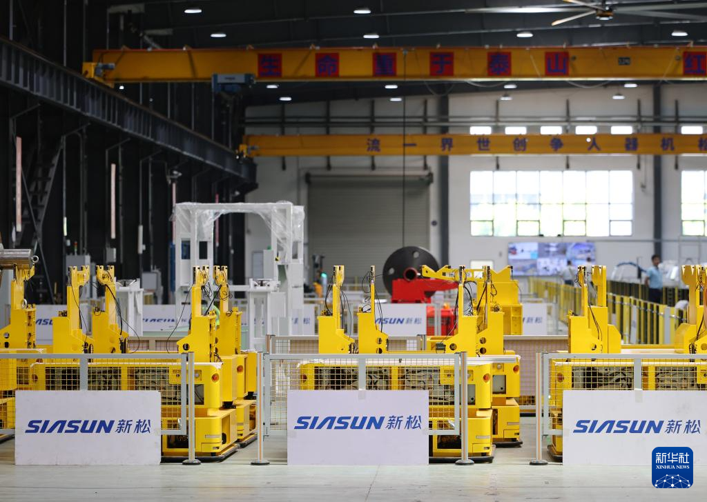 这是6月12日在沈阳新松机器人自动化股份有限公司拍摄的生产车间