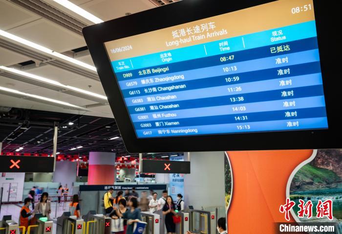 图为香港西九龙站抵达大堂电子屏显示d909次列车准点抵达.