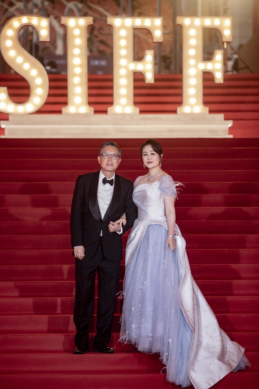 彭于晏调皮挥手,辛芷蕾一身白衣,王源穿上了西装…昨晚半个娱乐圈都在