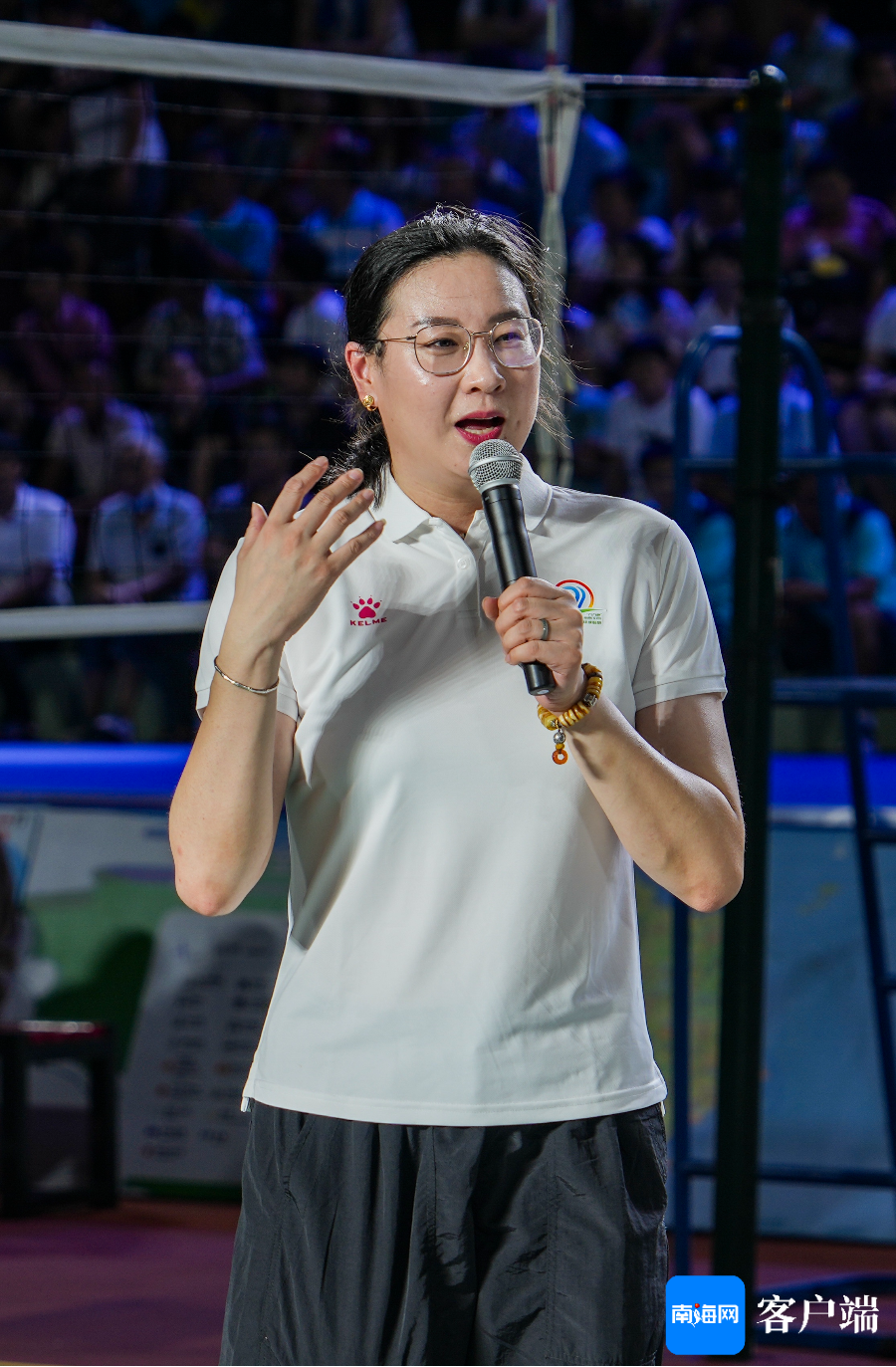 资深排球评论员张歌现身2024年"九九杯"海南(文昌)乡镇排球联赛现场.