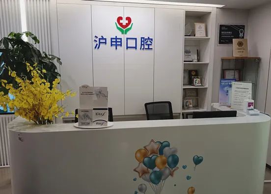 6月12日记者再次来到沪申五官科医院，发现二楼前台公共区域并无发现任何纸质公示。