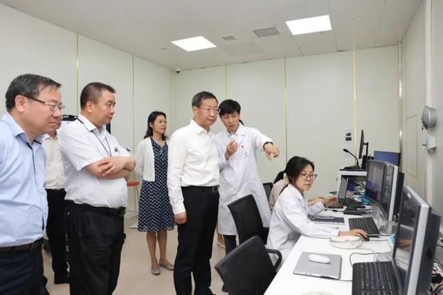 6月17日下午,上海市委常委,浦东新区区委书记朱芝松率队前往复旦国际