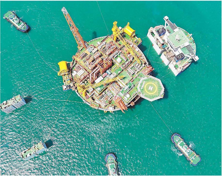 　　“海葵一号”总重近3.7万吨，可连续在海上运行15年不回坞维修。（□通讯员张进刚报道）