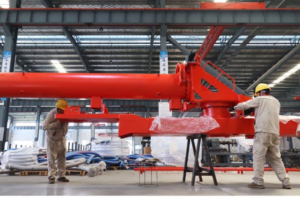 5月27日，江苏连云港海州经济开发区新浦工业园一家企业的工人在组装一台流体装卸臂。新华社发　耿玉和　摄