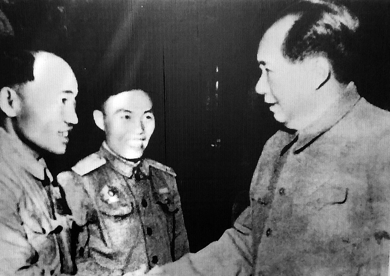 1951年9月30日，毛主席接见李鸣珂烈士长子李正文(左一)。