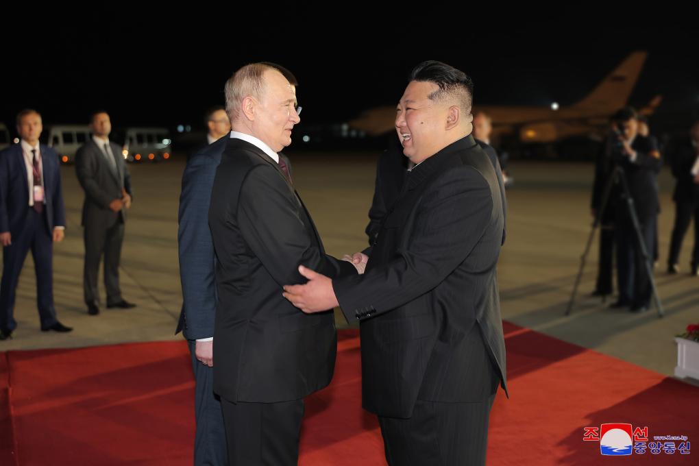   6月19日，朝鲜劳动党总书记、国务委员长金正恩（前右）在平壤国际机场迎接俄罗斯总统普京到访。 新华社/朝中社