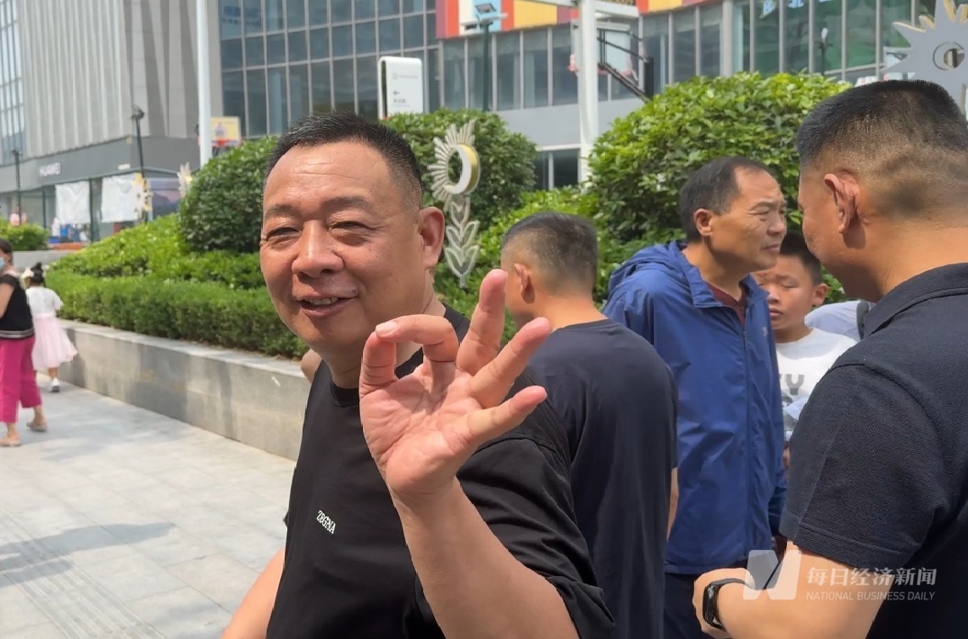 胖东来调改永辉超市恢复营业 人流量大到要"劝返" 于东来现身:相互