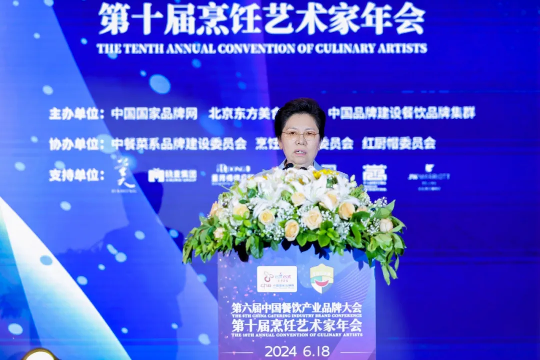 图：中国饭店协会资深会长韩明在大会上致辞