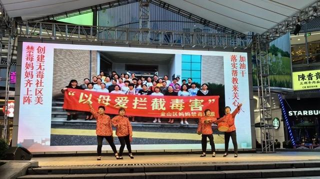 随后,枫泾镇芙蓉艺术团带来沪剧节目《新生》,贴近生活,极具乡土特色