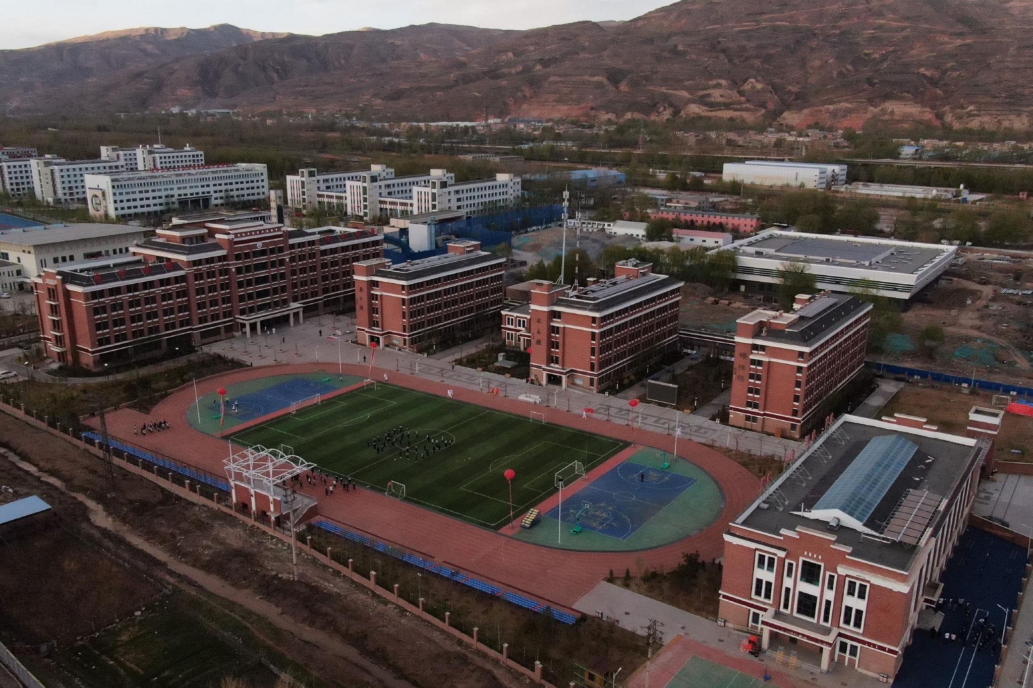 四五百公里来到西宁2019年7月果洛西宁民族中学于2017年在西宁破土动