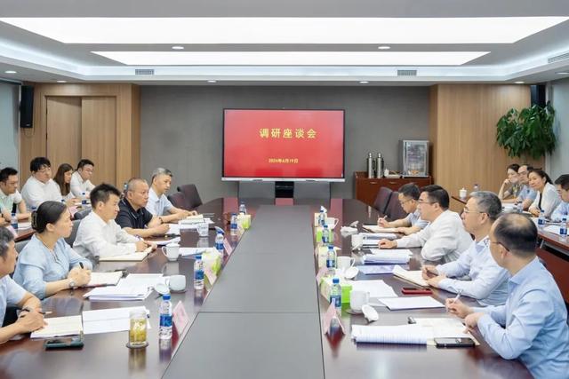 6月19日上午,区委书记李谦赴区房管局调研,并主持召开座谈会.