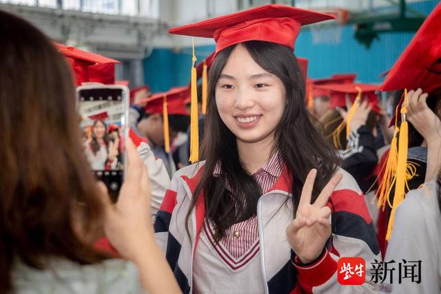1921年在20位毕业女生中,她是其中一位,现在家里还珍藏了祖母的毕业证