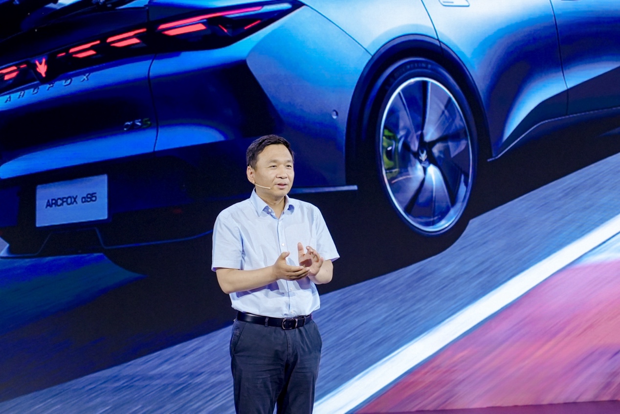 北汽集团董事长张建勇.极弧汽车供图 华龙网发