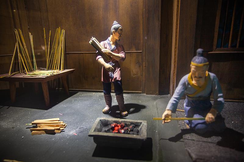 &nbsp;长沙简牍博物馆展示的竹简制作的"杀青"步骤