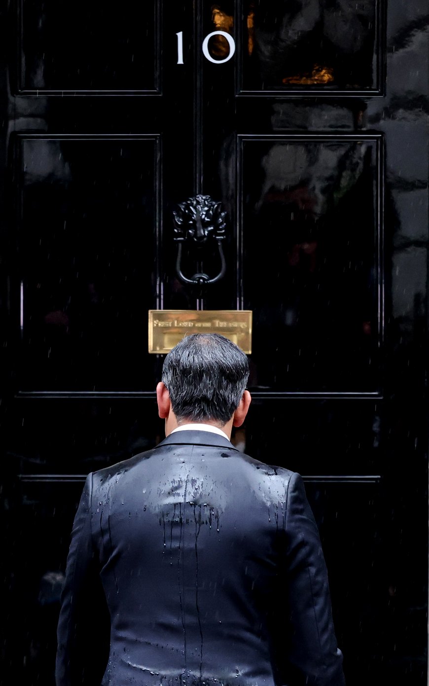 　　2024年5月22日，英国首相苏纳克在伦敦唐宁街10号首相府前发表讲话后返回室内。新华社发