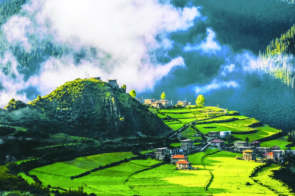 三色班玛,美丽家园.雷小林 摄